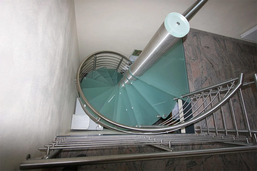 стеклянные ступеньки винтовой лестницы